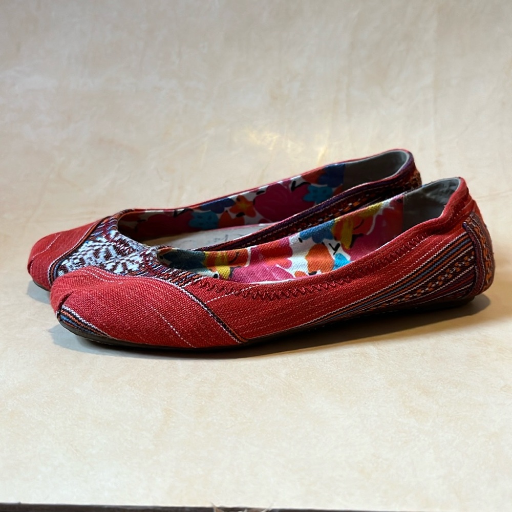 Red and purple woven Tom’s flats size W5